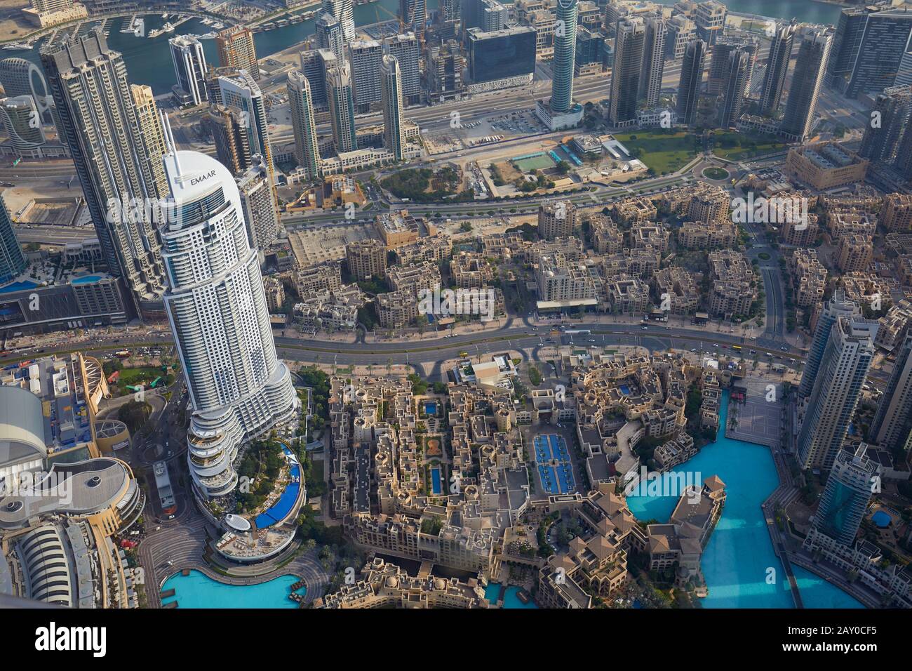 Dubai, EMIRATOS ÁRABES UNIDOS - 19 DE NOVIEMBRE de 2019: Vista en ángulo alto de la ciudad de Dubai con rascacielos vistos desde Burj Khalifa en un día soleado Foto de stock