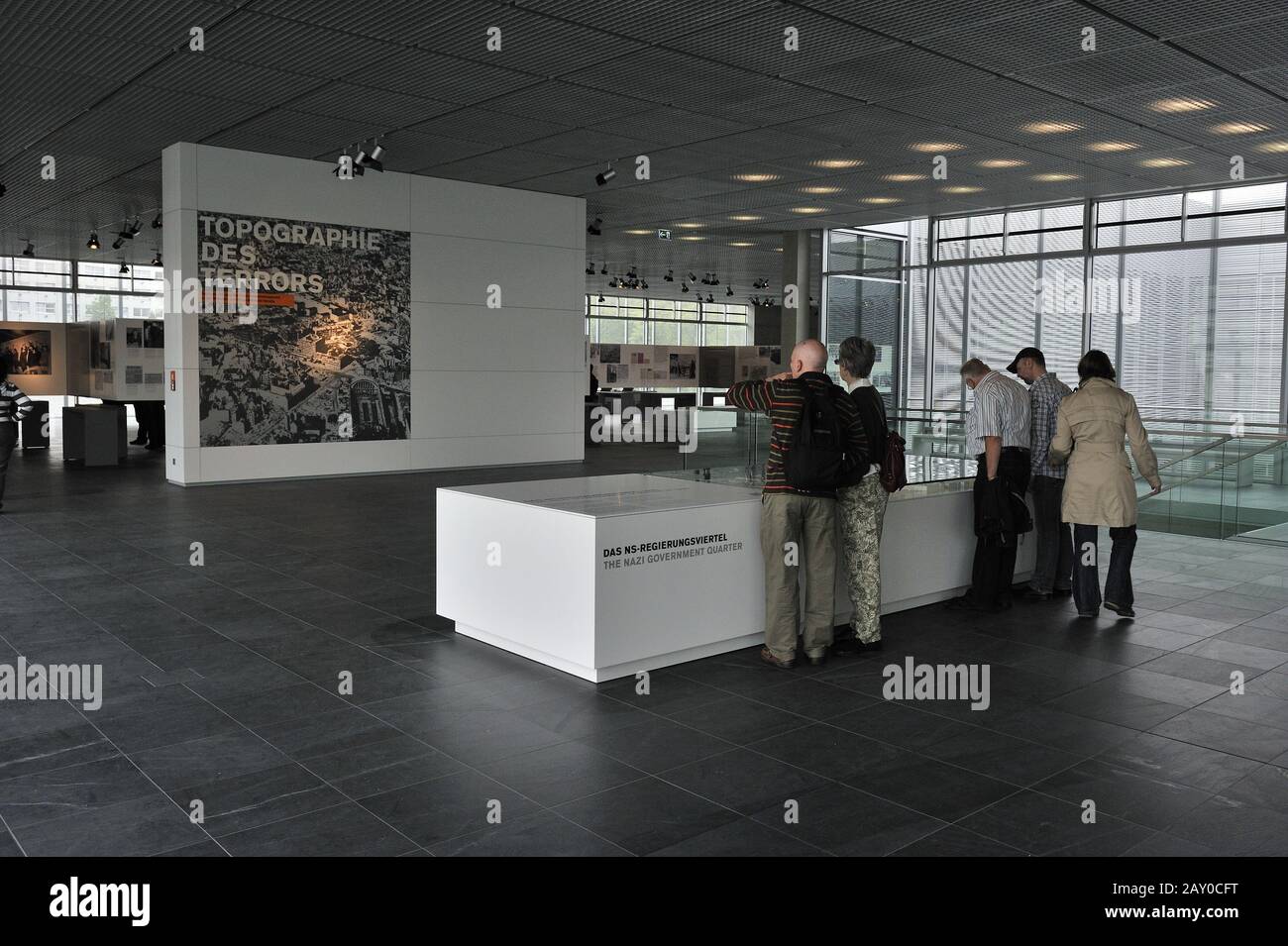 Nuevo diseño interior de la exposición Topography of Terror en el sitio de la antigua sede de las SS, Berlín, Alemania, Europ Foto de stock