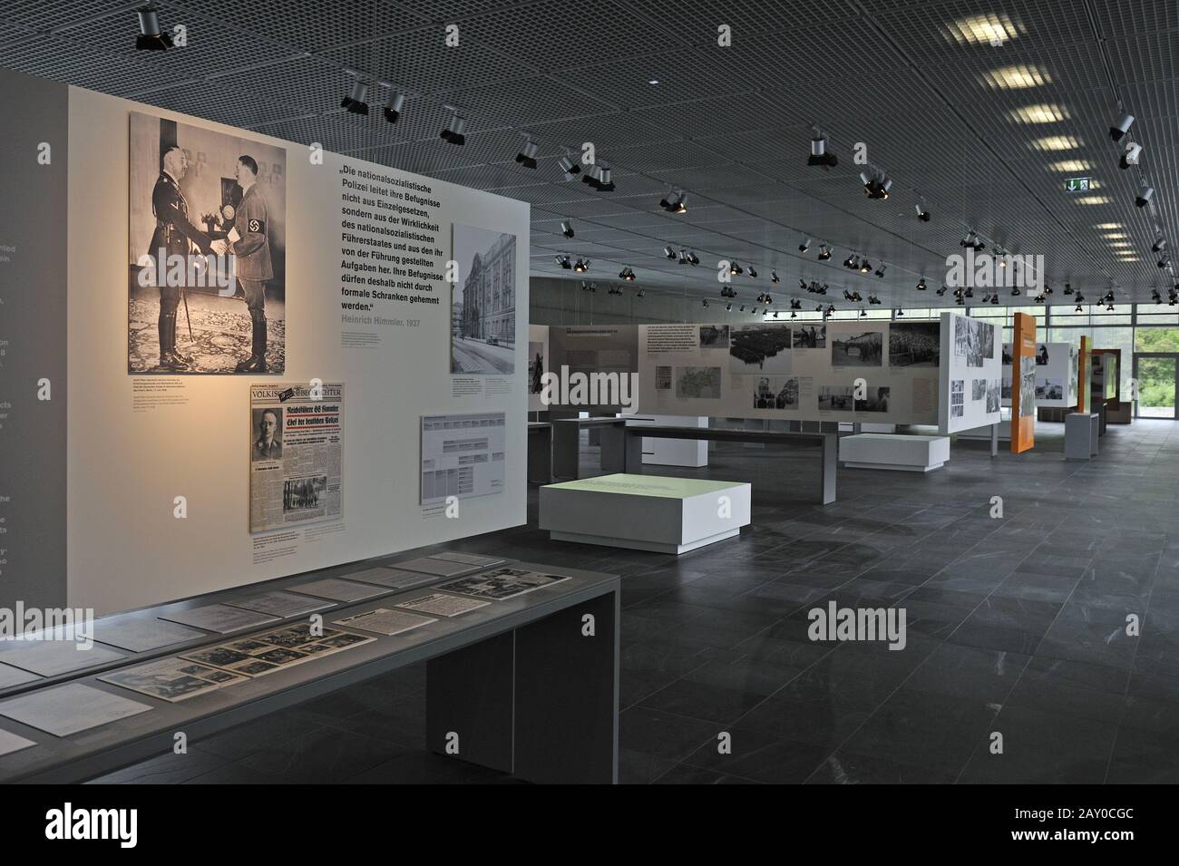 Nuevo diseño interior de la exposición Topography of Terror en el sitio de la antigua sede de las SS, Berlín, Alemania, Europ Foto de stock