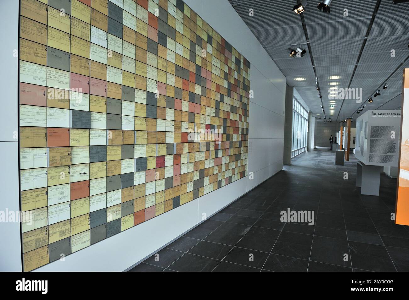 Muro con fichas de ex miembros de las SS en la exposición de reciente diseño Topography of Terror en los terrenos de las ex SS Foto de stock