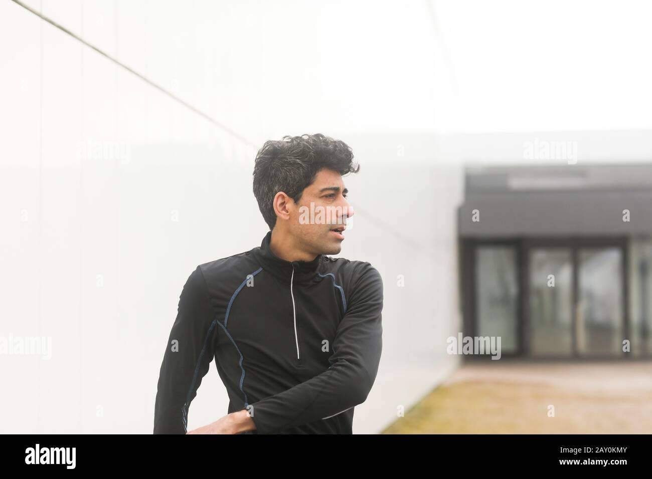 Retrato de un jogger de pie al aire libre calentándose, Alemania Foto de stock