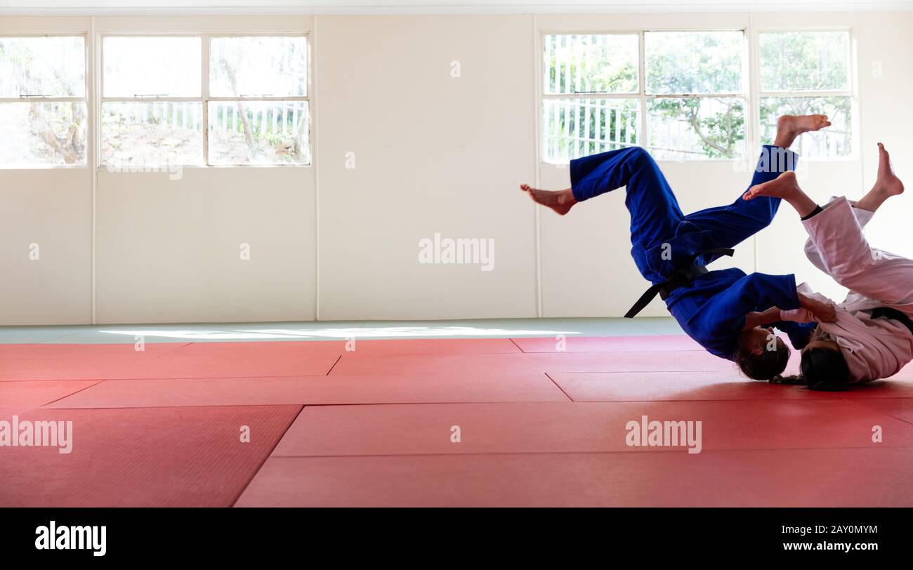 Judokas practicando judo durante un sparring en un gimnasio Foto de stock
