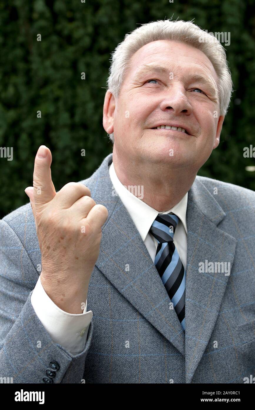 Hombre alemán mayor en un traje y corbata Fotografía de stock - Alamy