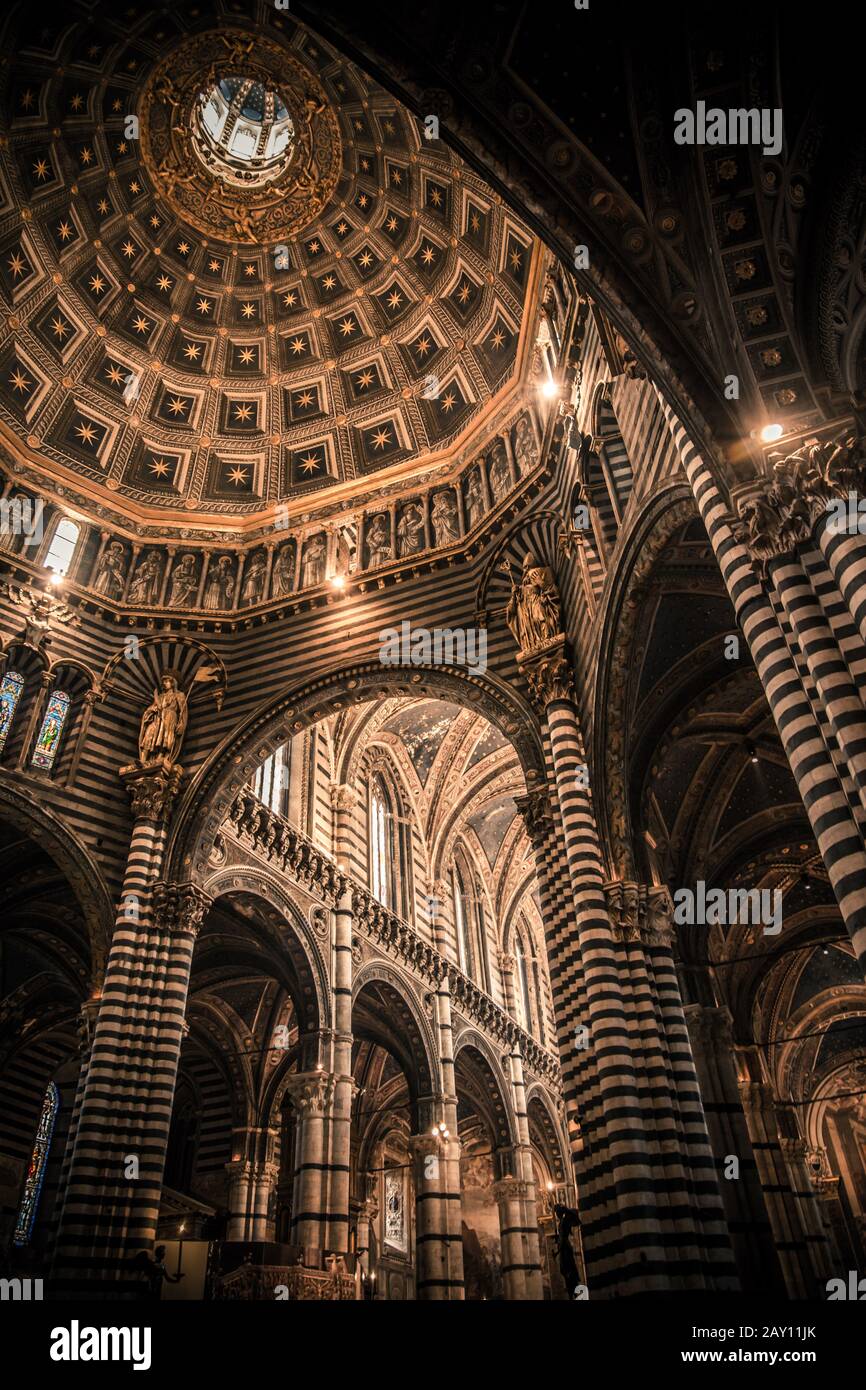 Interior de la Catedral de Siena / columnas de mármol blanco y negro a