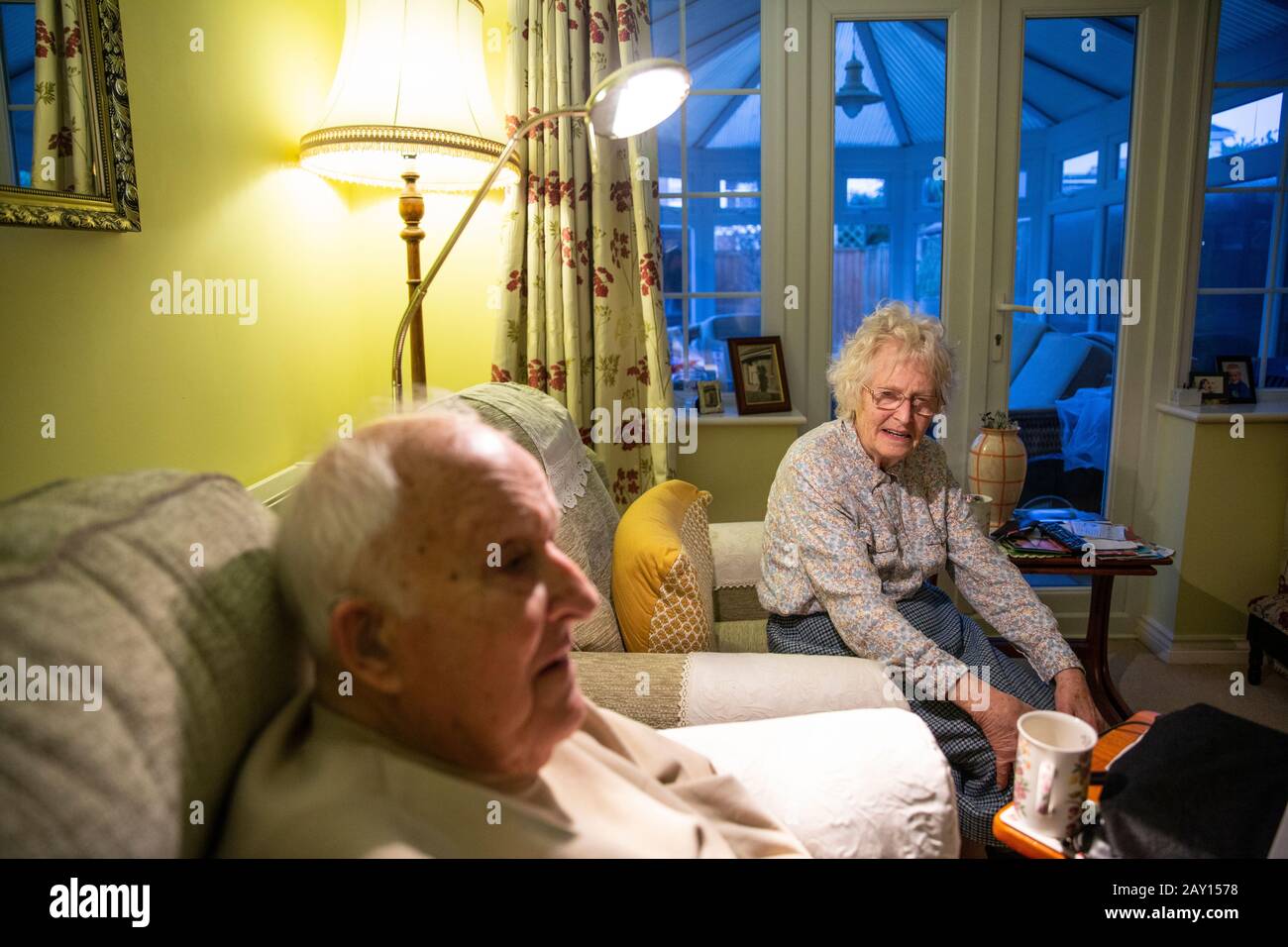 Los jubilados casados de la vejez ambos en sus años 80 que viven juntos en sus años del crepúsculo, Inglaterra, Reino Unido Foto de stock