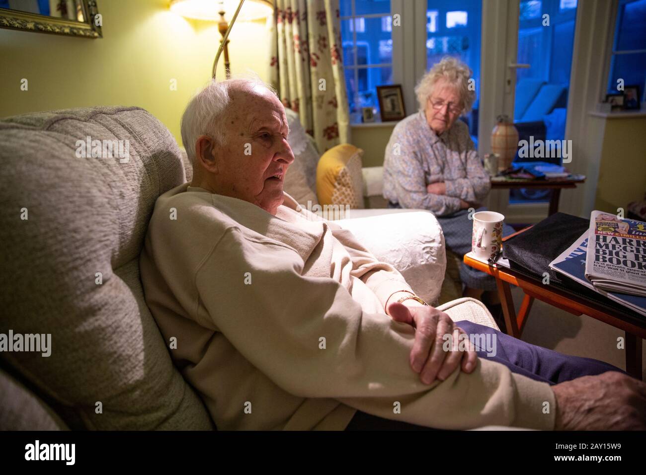Los jubilados casados de la vejez ambos en sus años 80 que viven juntos en sus años del crepúsculo, Inglaterra, Reino Unido Foto de stock