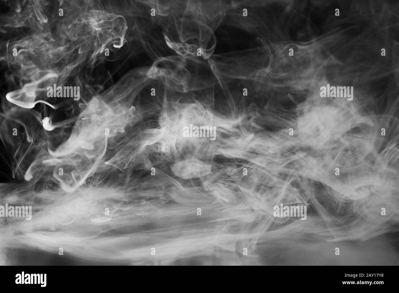 Humo, niebla o vapor sobre fondo negro. Abstracción de la nube transparente  de humo en el aire Fotografía de stock - Alamy