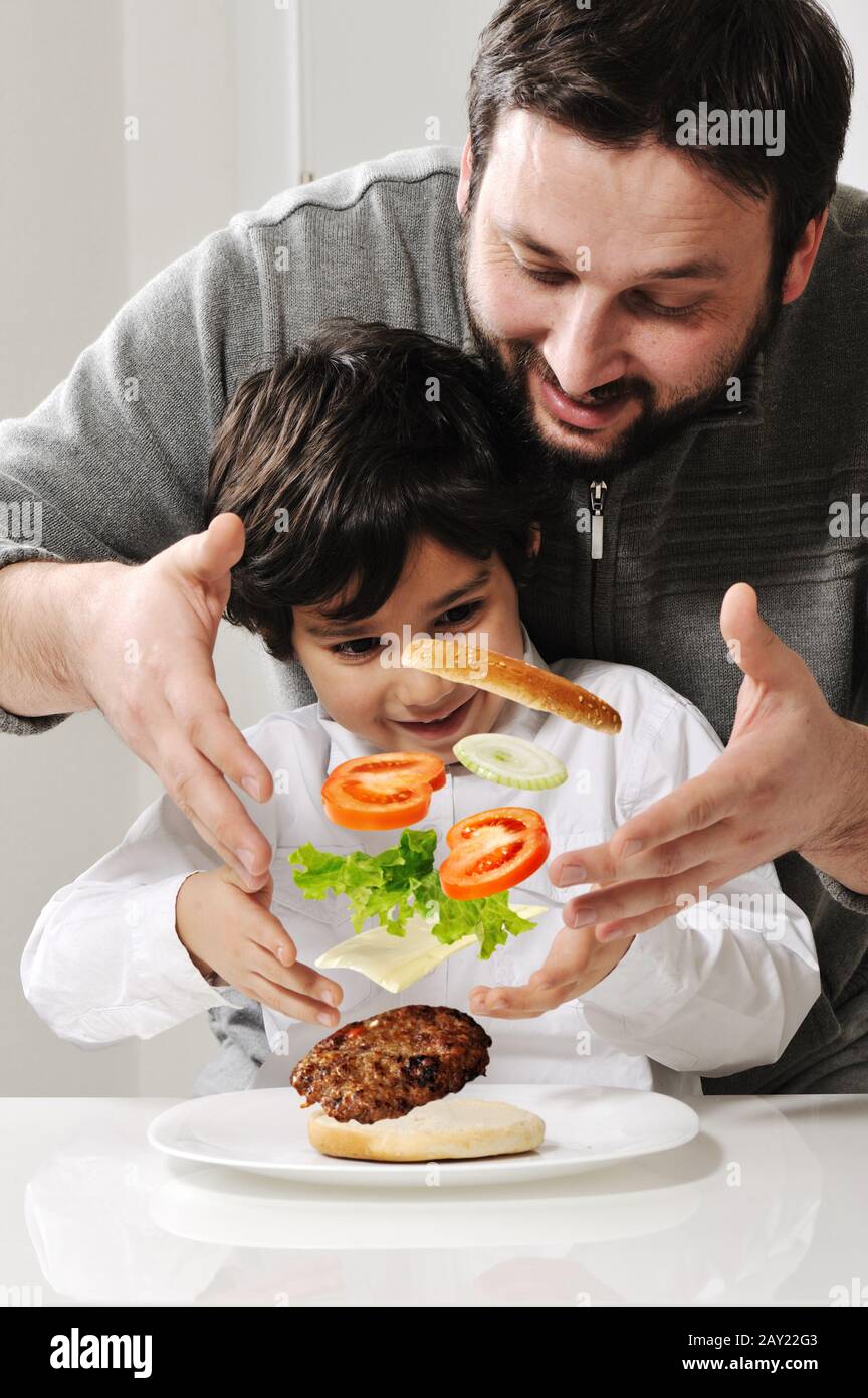 Levitating burger en el aire hecho por el padre y el hijo Foto de stock