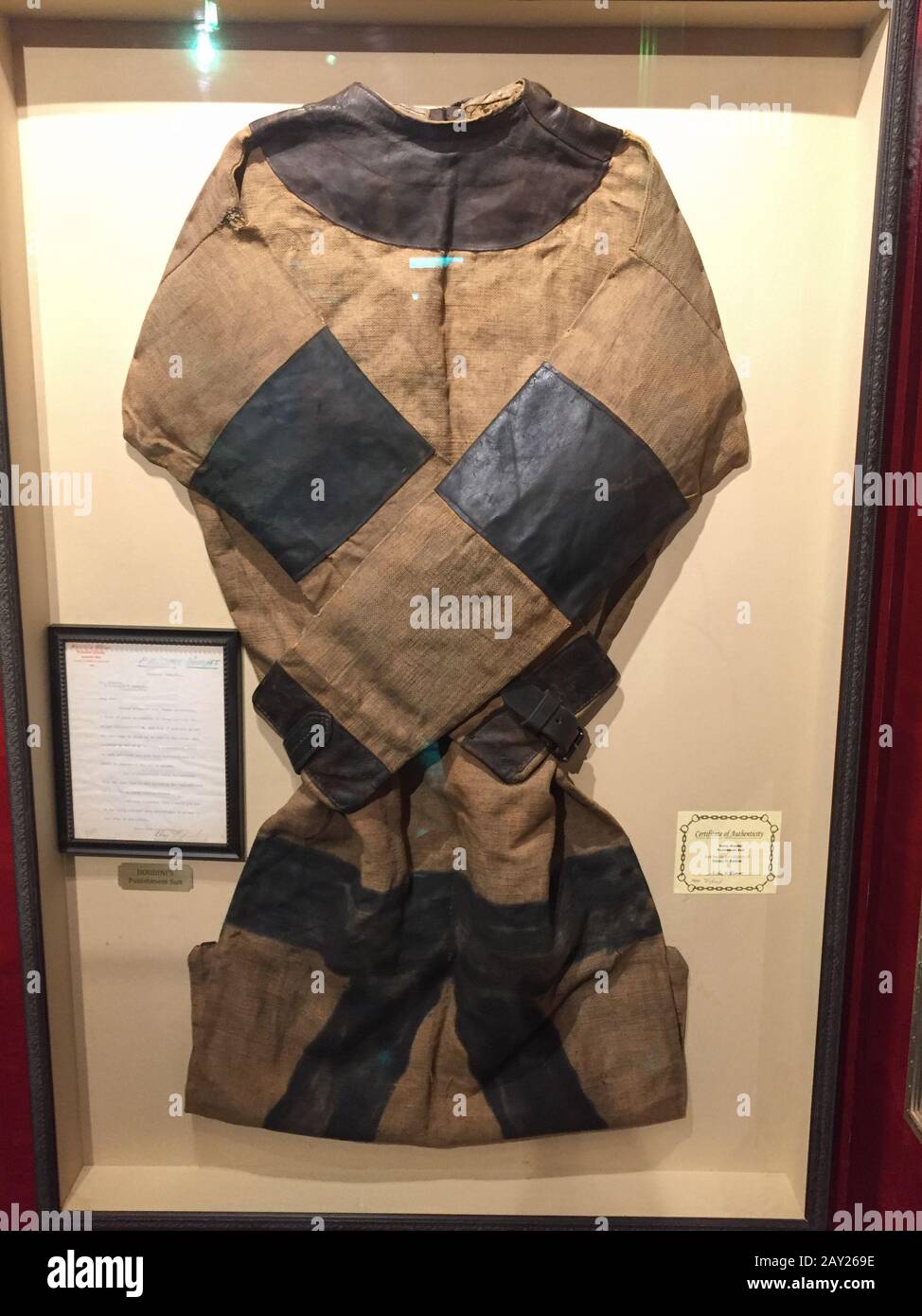 Nueva York, EE.UU. - 20 de agosto de 2018: Harry Houdini Original  Sanishment Suit (camisa de fuerza) utilizado por el famoso ilusionista  Fotografía de stock - Alamy