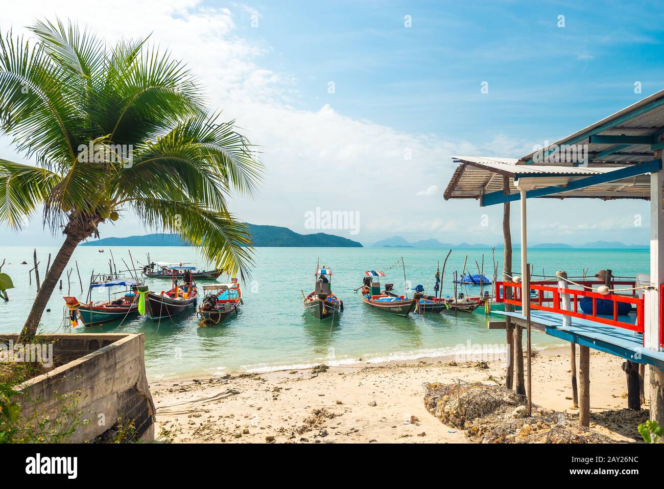 Koh Samui, Tailandia - 2 de enero de 2020: Auténticos barcos de pesca tailandeses atracados en la playa de Thong Krut en Taling Ngam un día Foto de stock