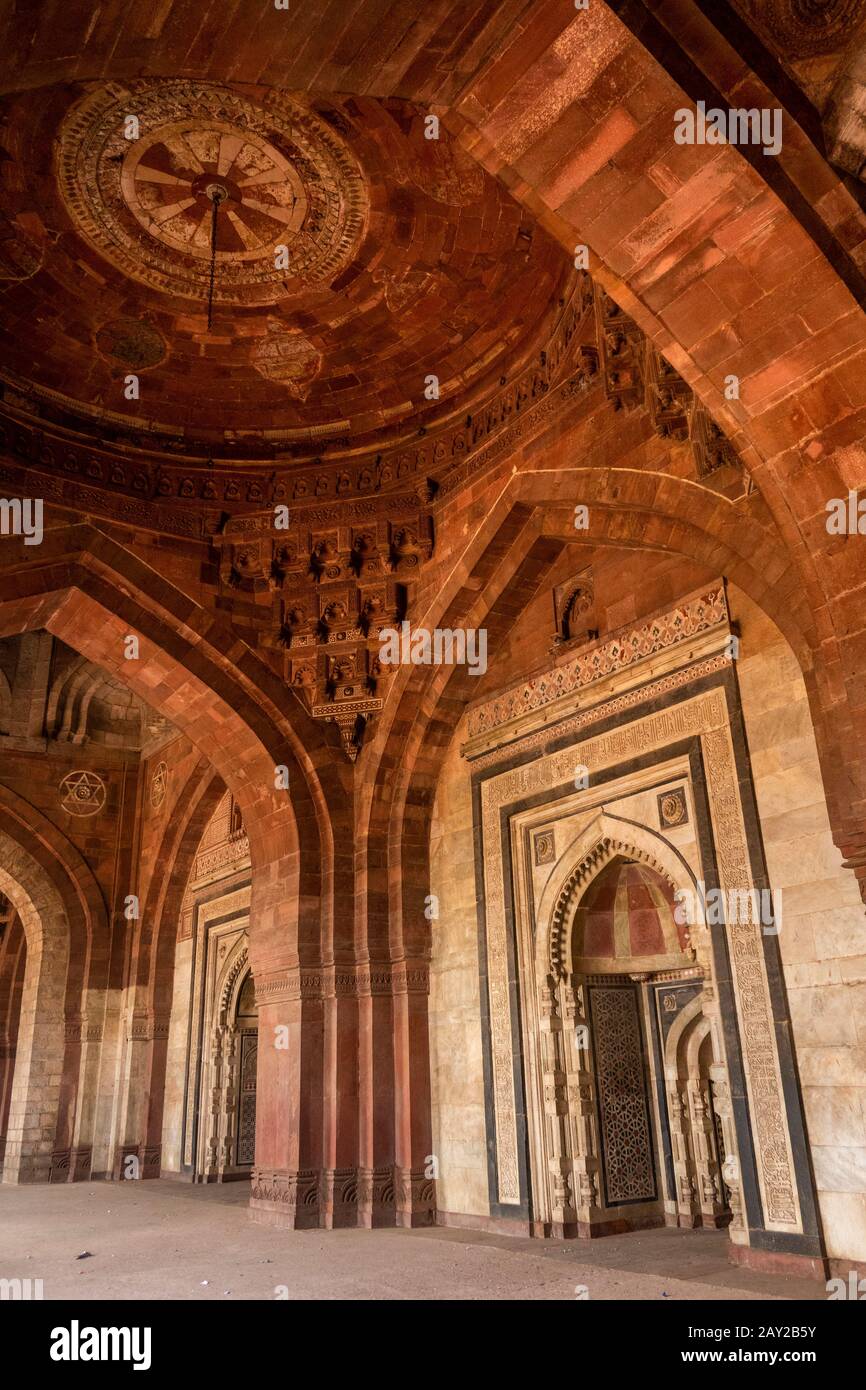 India, Uttar Pradesh, Nueva Delhi, Purana Qila, Old Mughal-Era Fort, Qila-E-Kuhna Masjid, Mezquita Construida Por Sher Shah Sur En 1541, Sala De Oración Interior Foto de stock