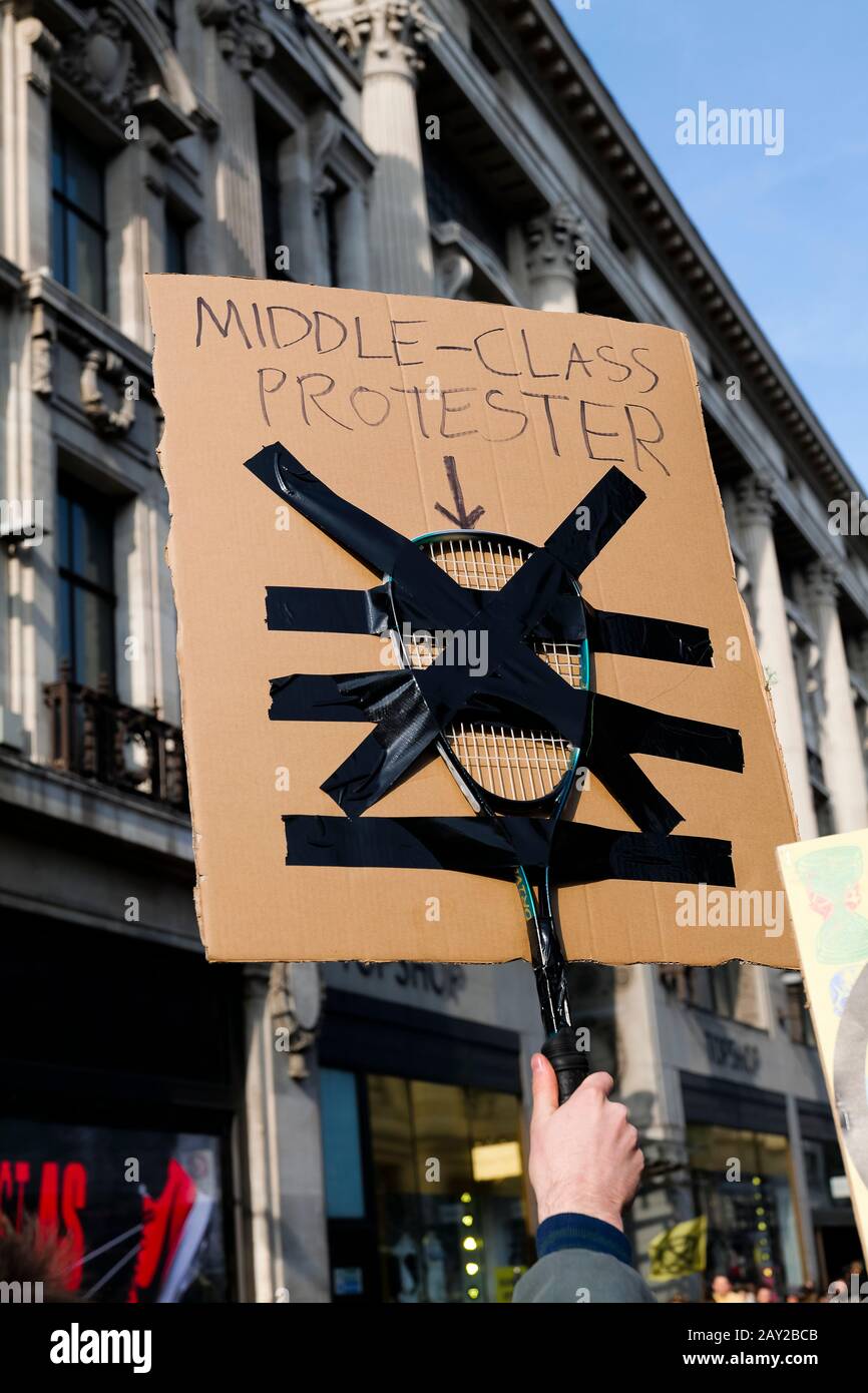 Londres, Reino Unido. Un cartel con 'un manifestante de clase media' y una raqueta de squash grabada en la protesta de Extinción de la Rebelión en Oxford Circus. Foto de stock
