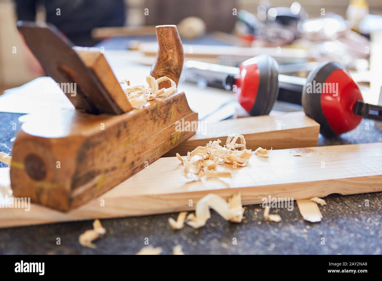Fresadora como herramienta de mano entre virutas de madera de una carpintería o de una carpintería Foto de stock