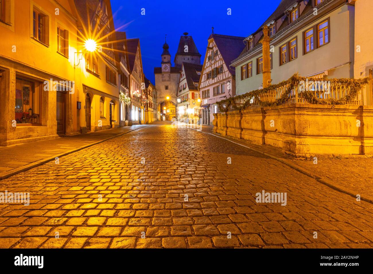 Calle nocturna con puerta y torre Markusturm en el casco antiguo medieval de Rothenburg ob der Tauber, Baviera, sur de Alemania Foto de stock