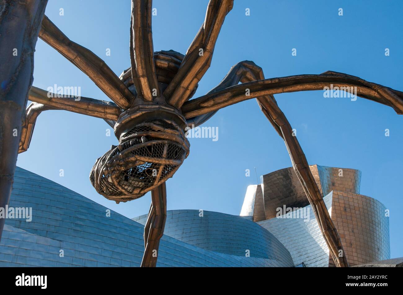 La escultura araña Maman de Louise Bourgeois. Museo Guggenheim Bilbao. Diseñado por el arquitecto Frank Gehry, Canadian-American Foto de stock
