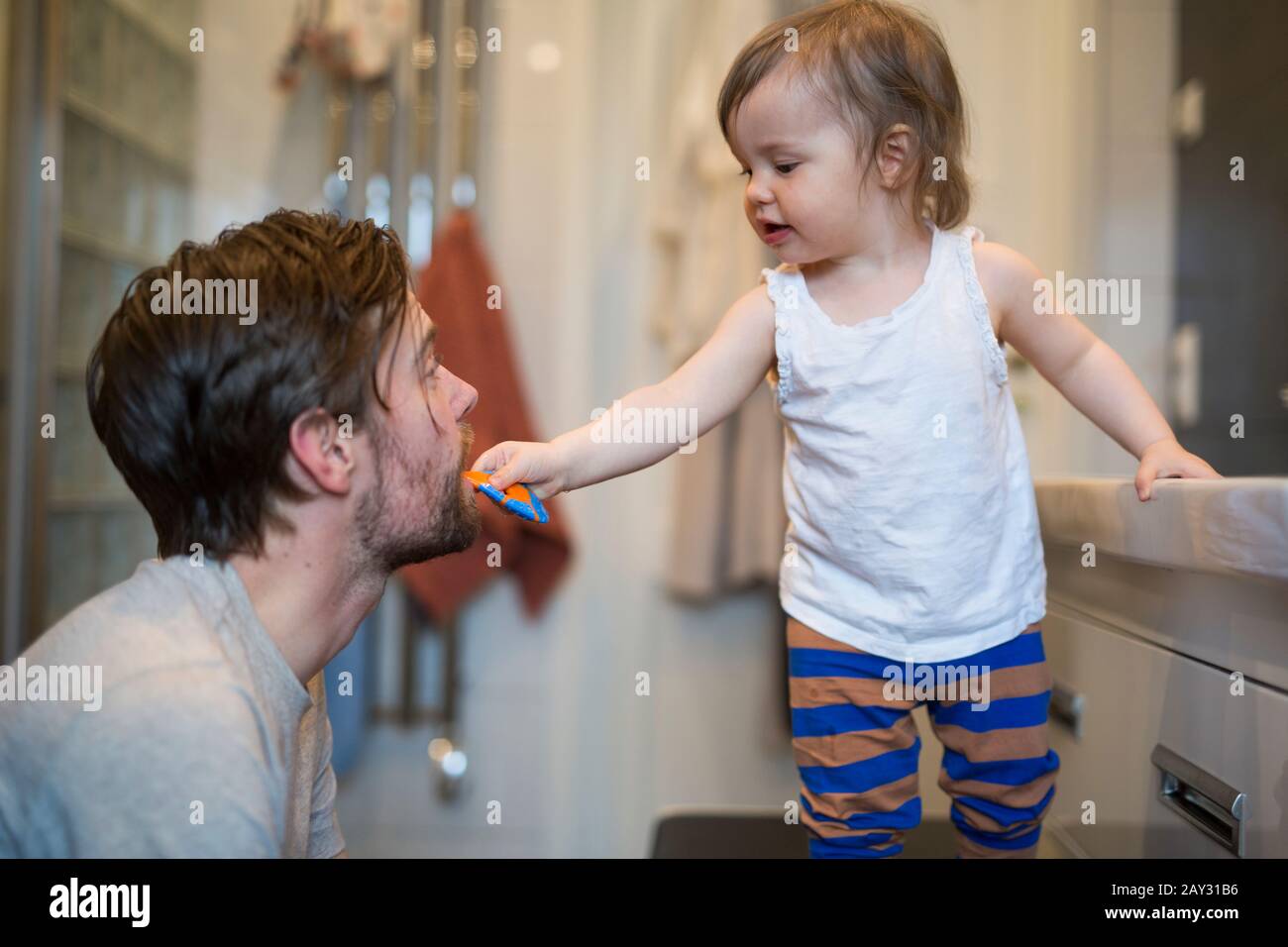 La muchacha cepillando dientes de la papada Foto de stock