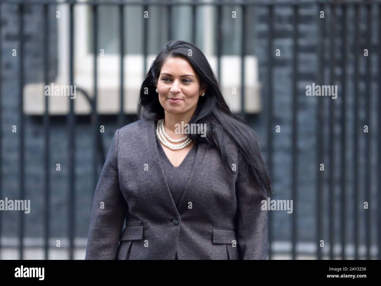Priti Patel MP en Downing Street el día en que conservó su trabajo como secretaria de casa durante una remodelación de gabinete, 13 de febrero de 2020 Foto de stock
