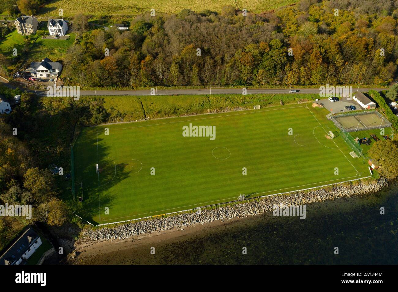 Una vista aérea del campo del club de shinty de Kyles Athletic en Tighnabraich, Argyll, Escocia. Foto de stock