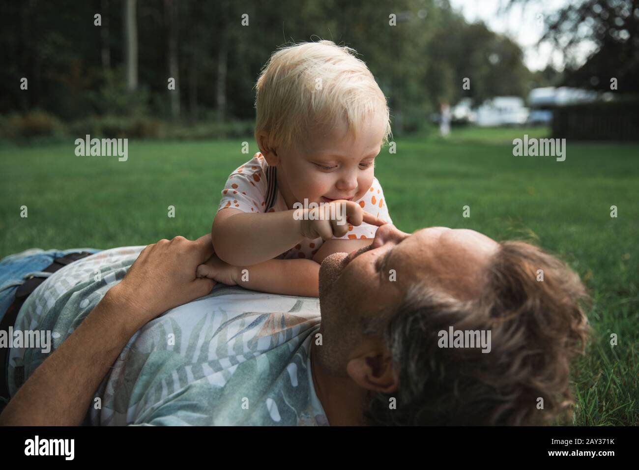 Padre e hijo juntos Foto de stock