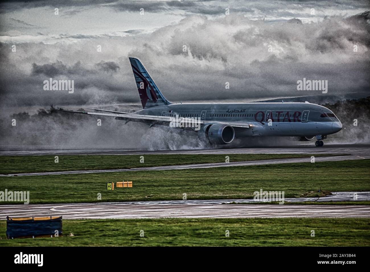 Qatar Dreamliner aterrizando en clima húmedo Foto de stock