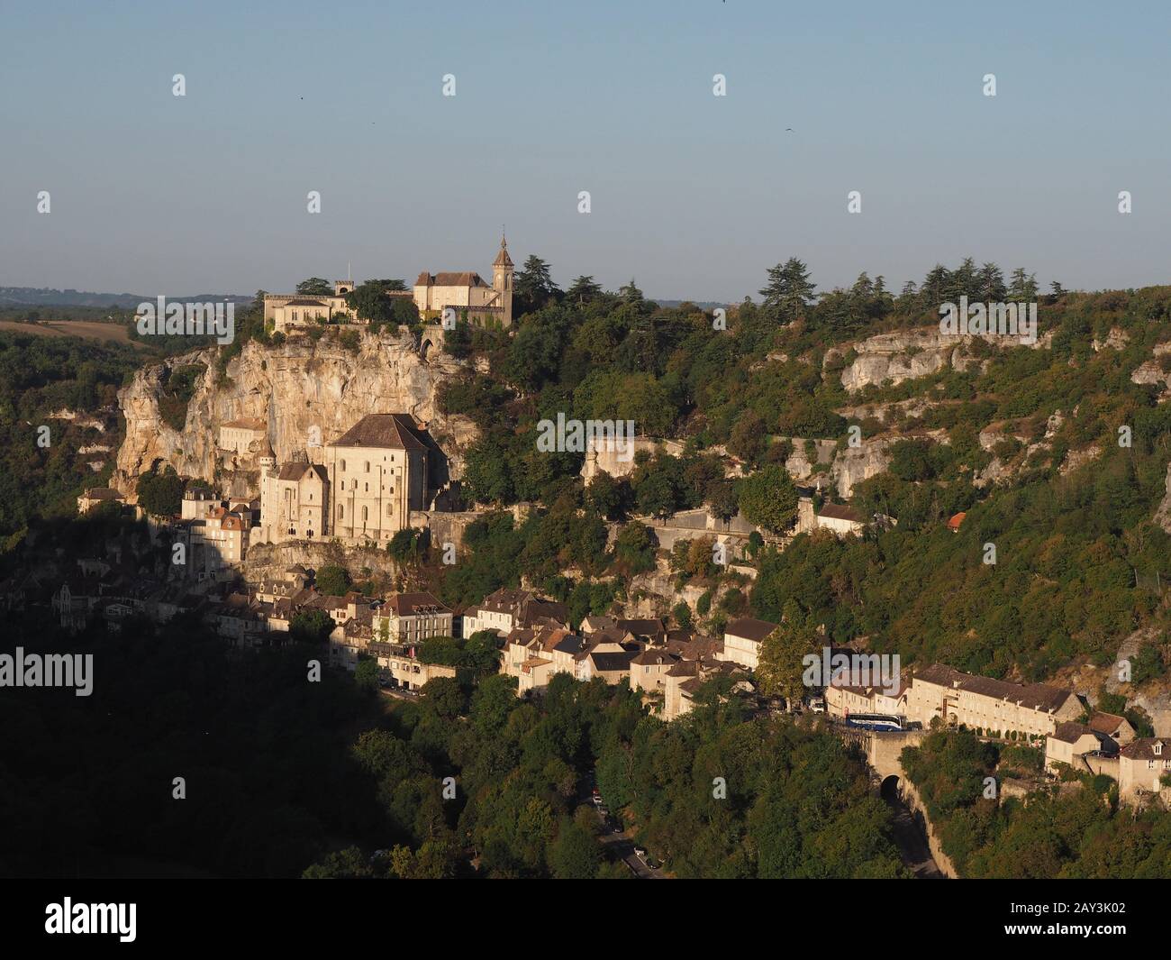 Ubicación de viaje en Francia, Rocamadour, un pequeño pueblo en la cima de un acantilado en el centro-sur de Francia. Conocido por el complejo Cité Réligieuse de edificios religiosos Foto de stock
