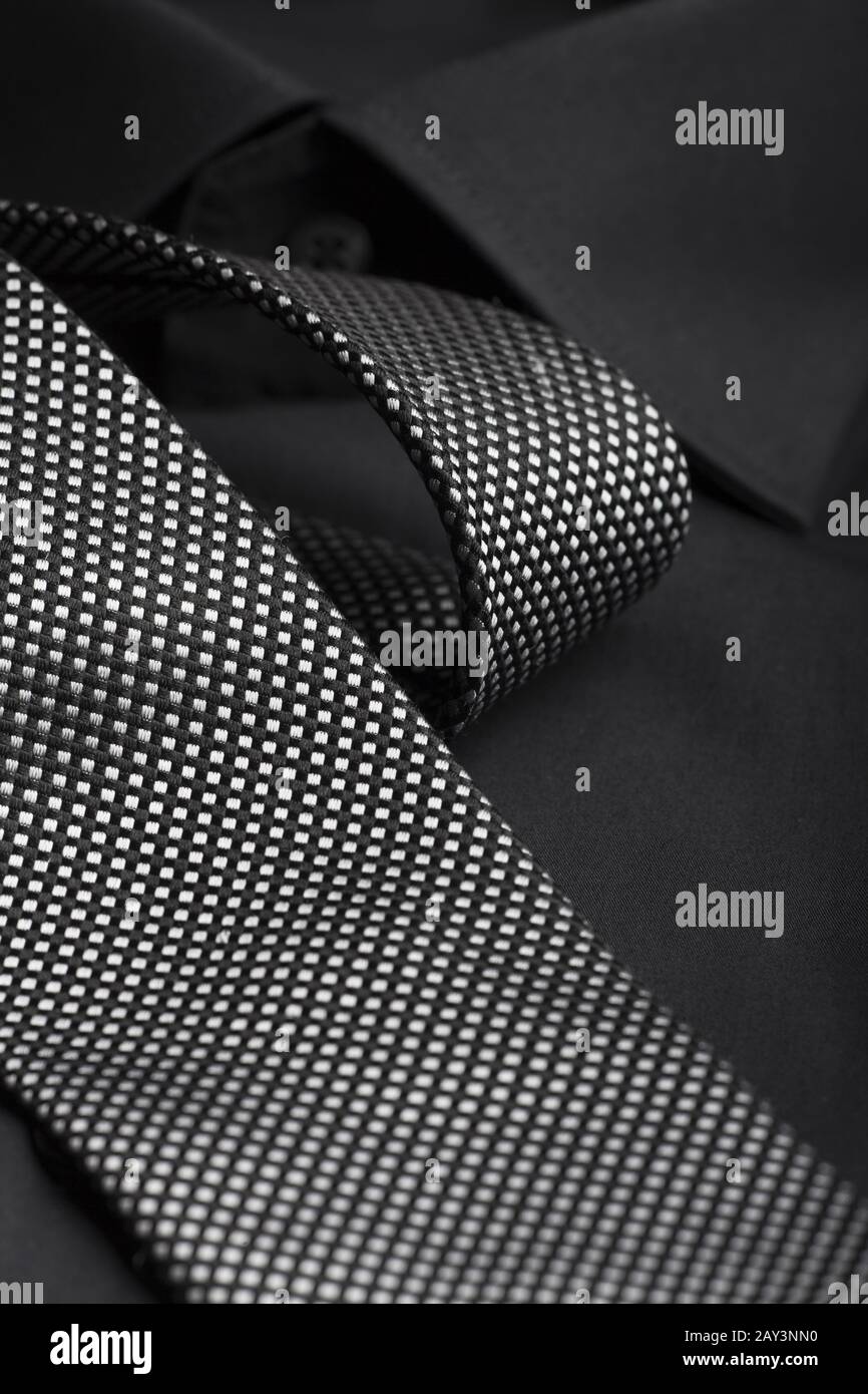 Corbata en camisa negra Fotografía de stock - Alamy