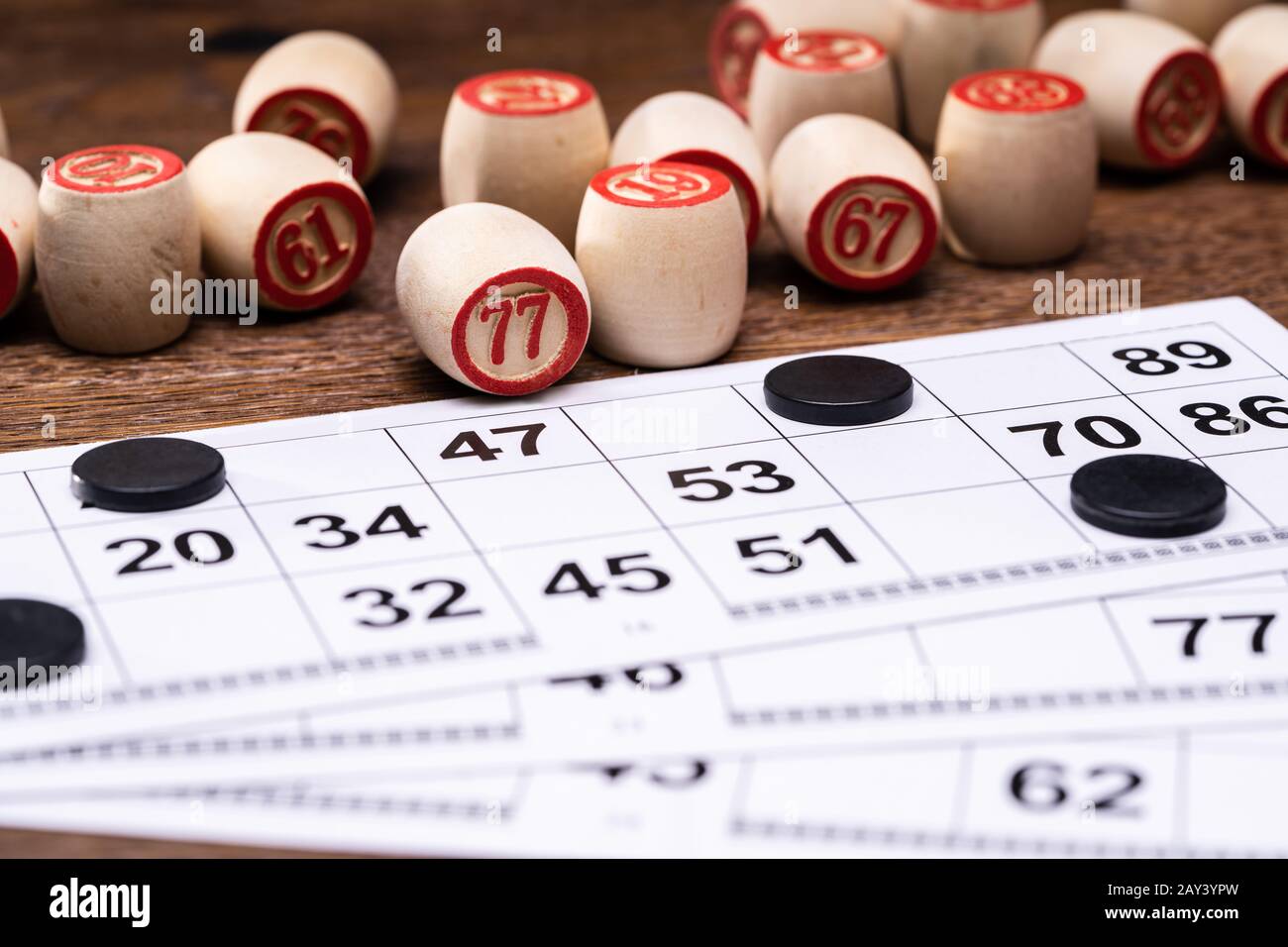Juego De Lotto Con Cartas Y Barriles En La Mesa Foto de stock