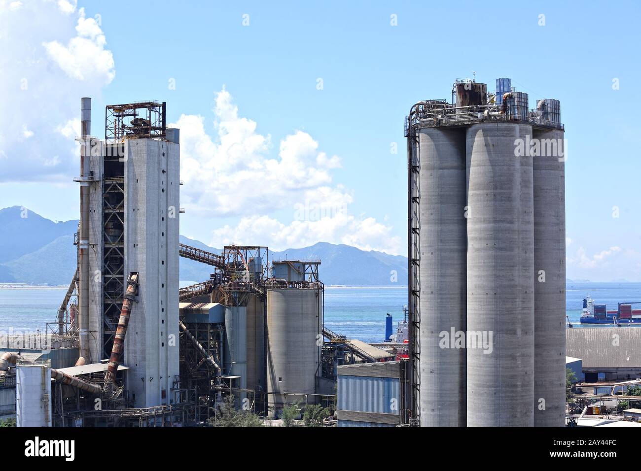 Planta de cemento fotografías e imágenes de alta resolución - Alamy