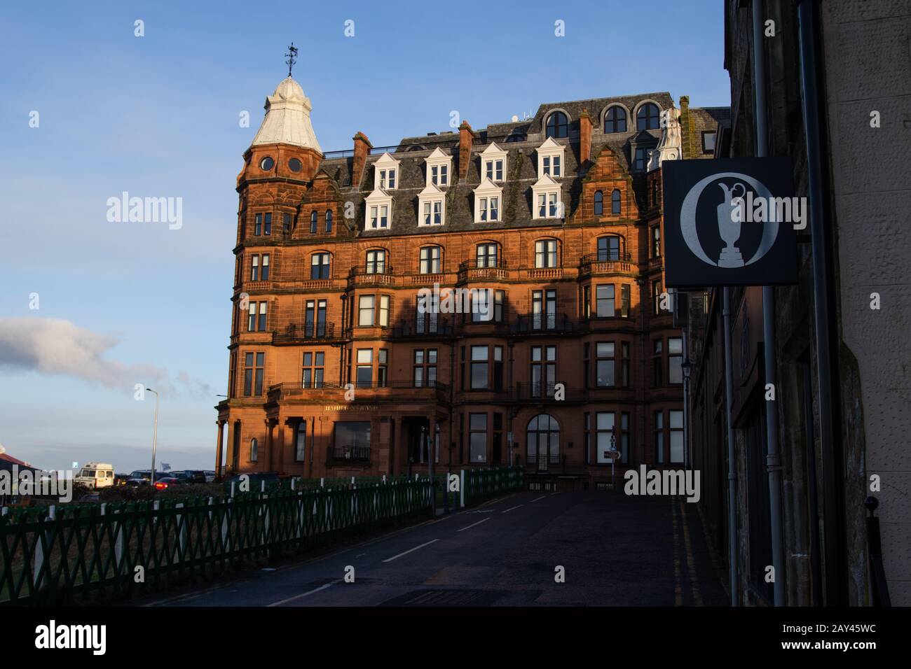 St ANDREWS, ESCOCIA - 13/2/2020 - una vista del gran hotel de Hamilton detrás del hoyo 18 del viejo campo, con el logo abierto fuera de foco en primer plano Foto de stock