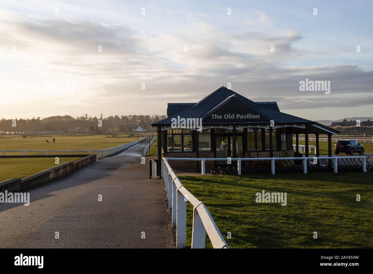 St ANDREWS, SCOTLAND - 13/2/2020 - una vista del Old Course Pavilion, donde los golfistas hacen cola para jugar al viejo campo, junto al campo en sí. Foto de stock