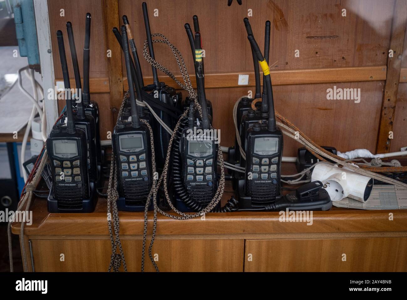Los walkie talkies del barco de la ONG Proactiva Open Arms vistos en la  cabina. El barco de rescate marino Open Arms que opera en aguas  internacionales frente a la costa de