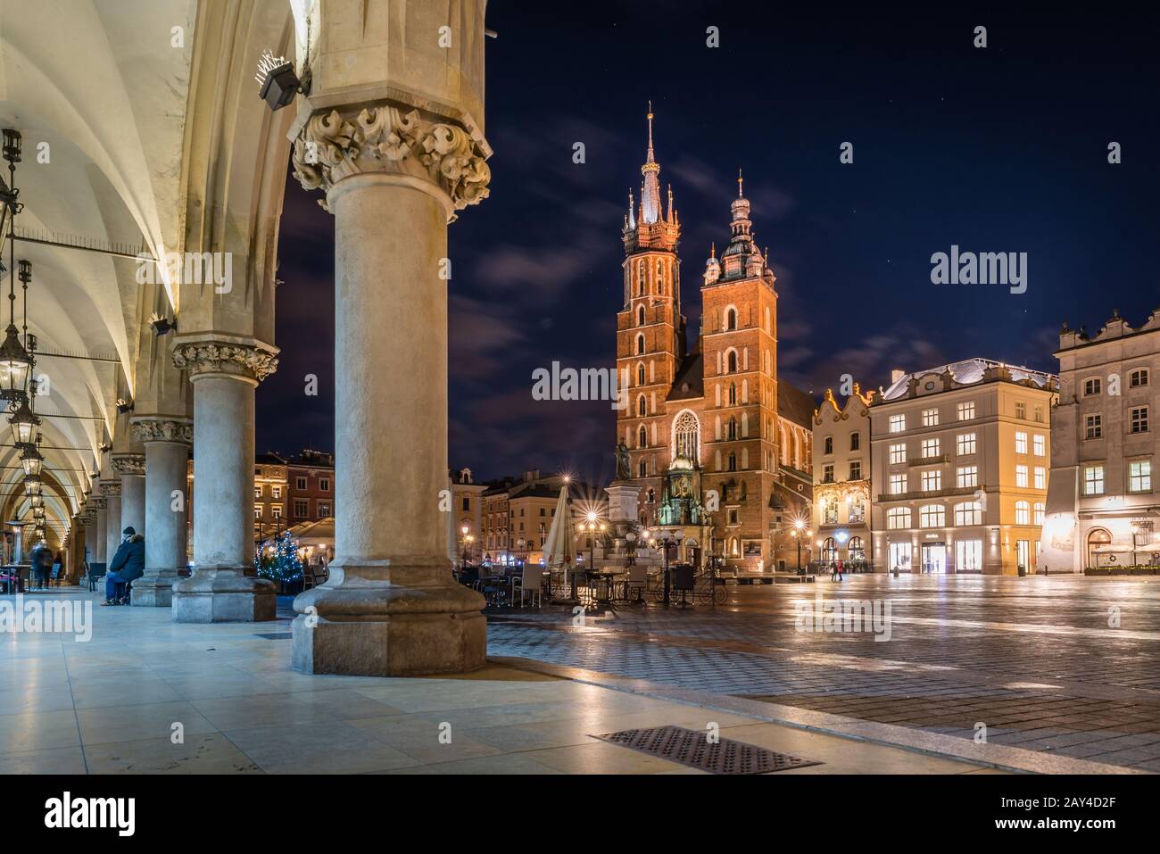 Plaza del mercado de Cracovia con la Basílica de Santa María por la noche, Cracovia, Polonia Foto de stock