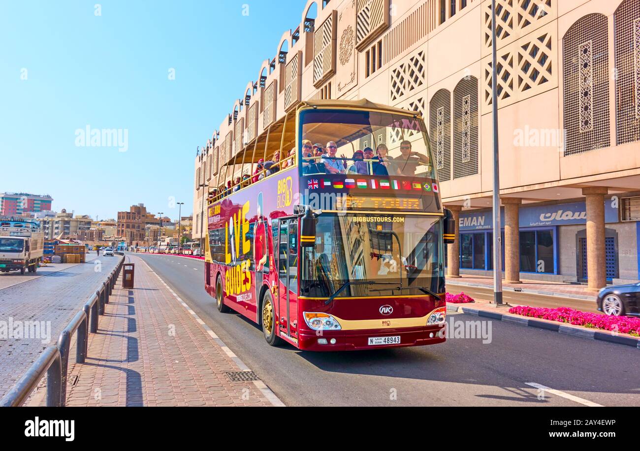 Dubai, Emiratos Árabes Unidos - 31 de enero de 2020: Autobús turístico con paradas libres en la calle de Dubai Foto de stock