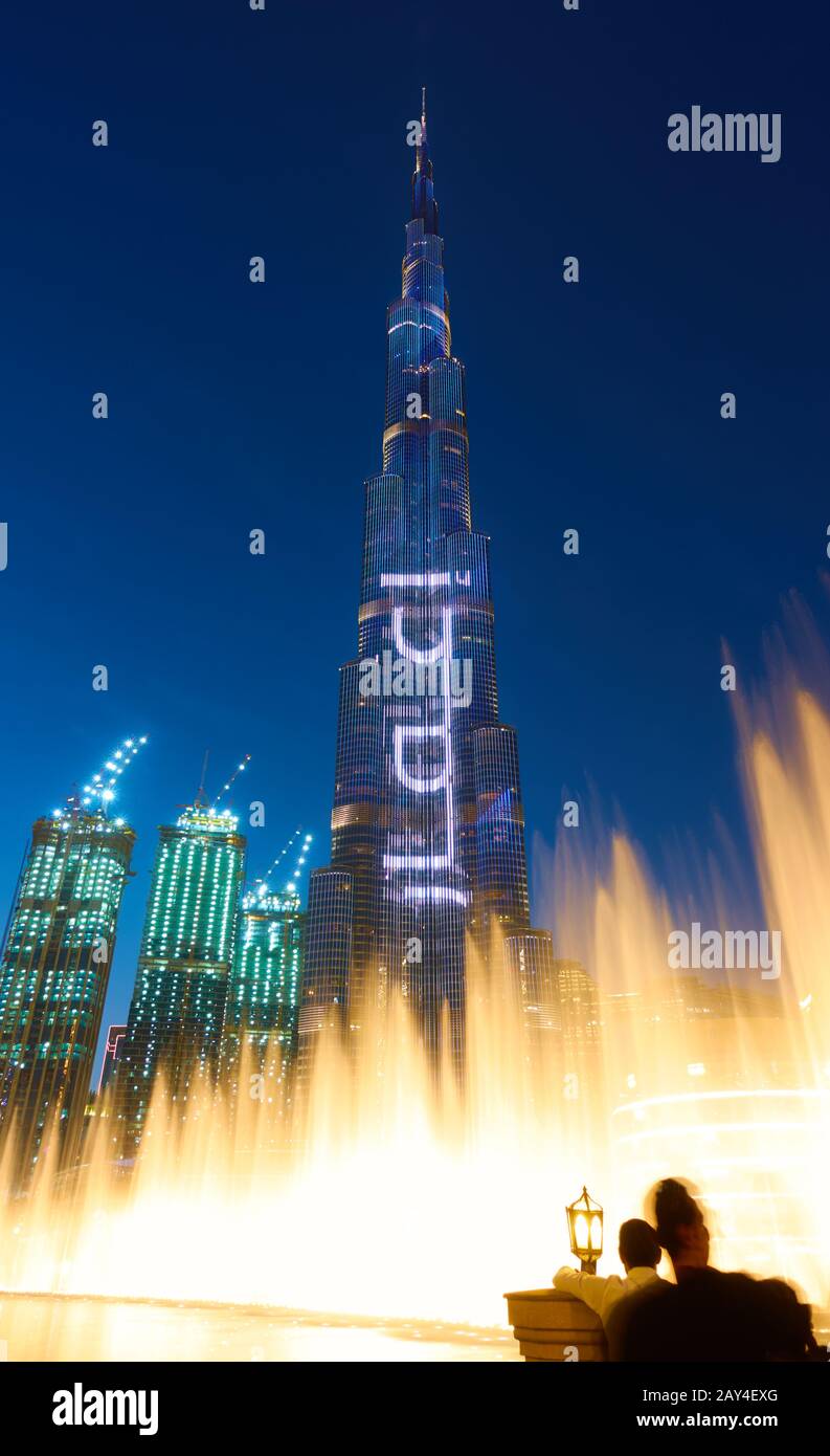 Dubai, EAU - 01 de febrero de 2020: La Fuente de Dubai y el edificio Burj Khalifa por la noche Foto de stock