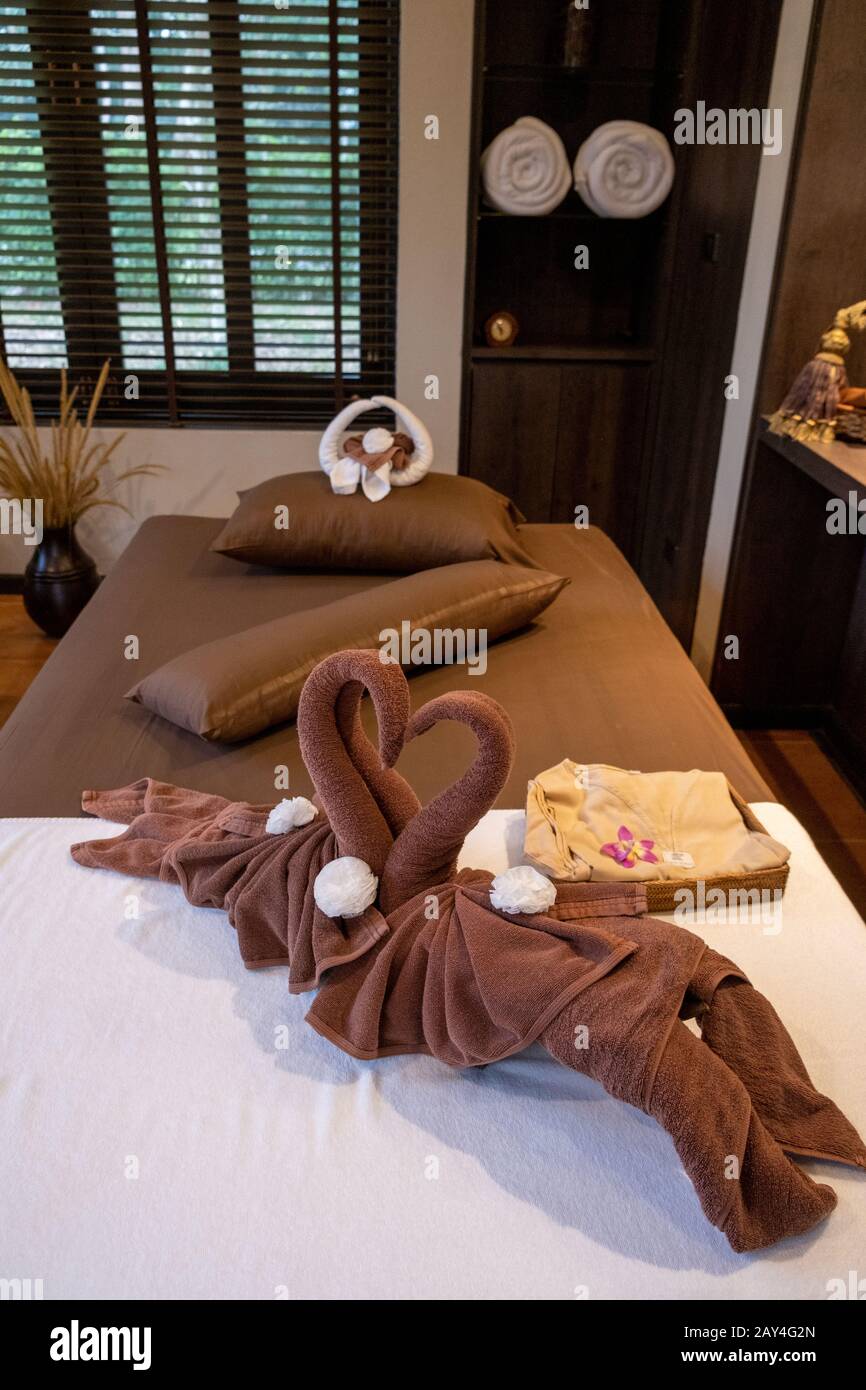 Sala de masajes en tailandia con flores y cama, mesa de masaje en la  habitación Fotografía de stock - Alamy