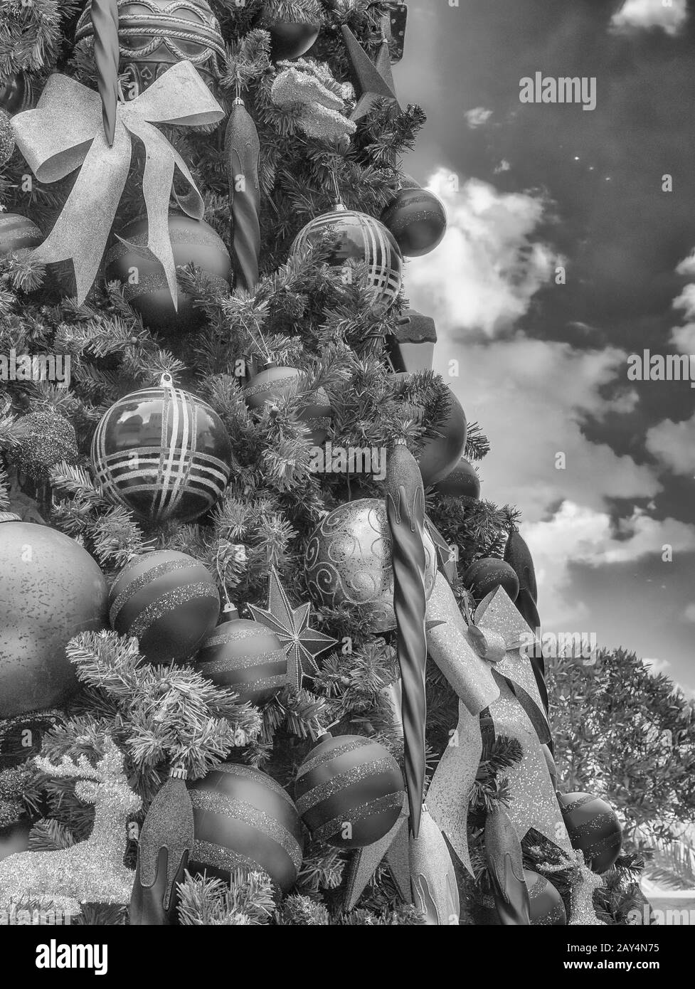 Árbol de Navidad en Dubai. Concepto de vacaciones y viajes. Foto de stock