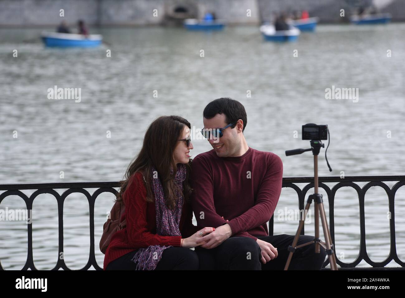 Madrid, España. 14 de febrero de 2020. Una pareja que se ve posando para  una foto en el Parque del Retiro en Madrid durante el día de San Valentín.  El día de