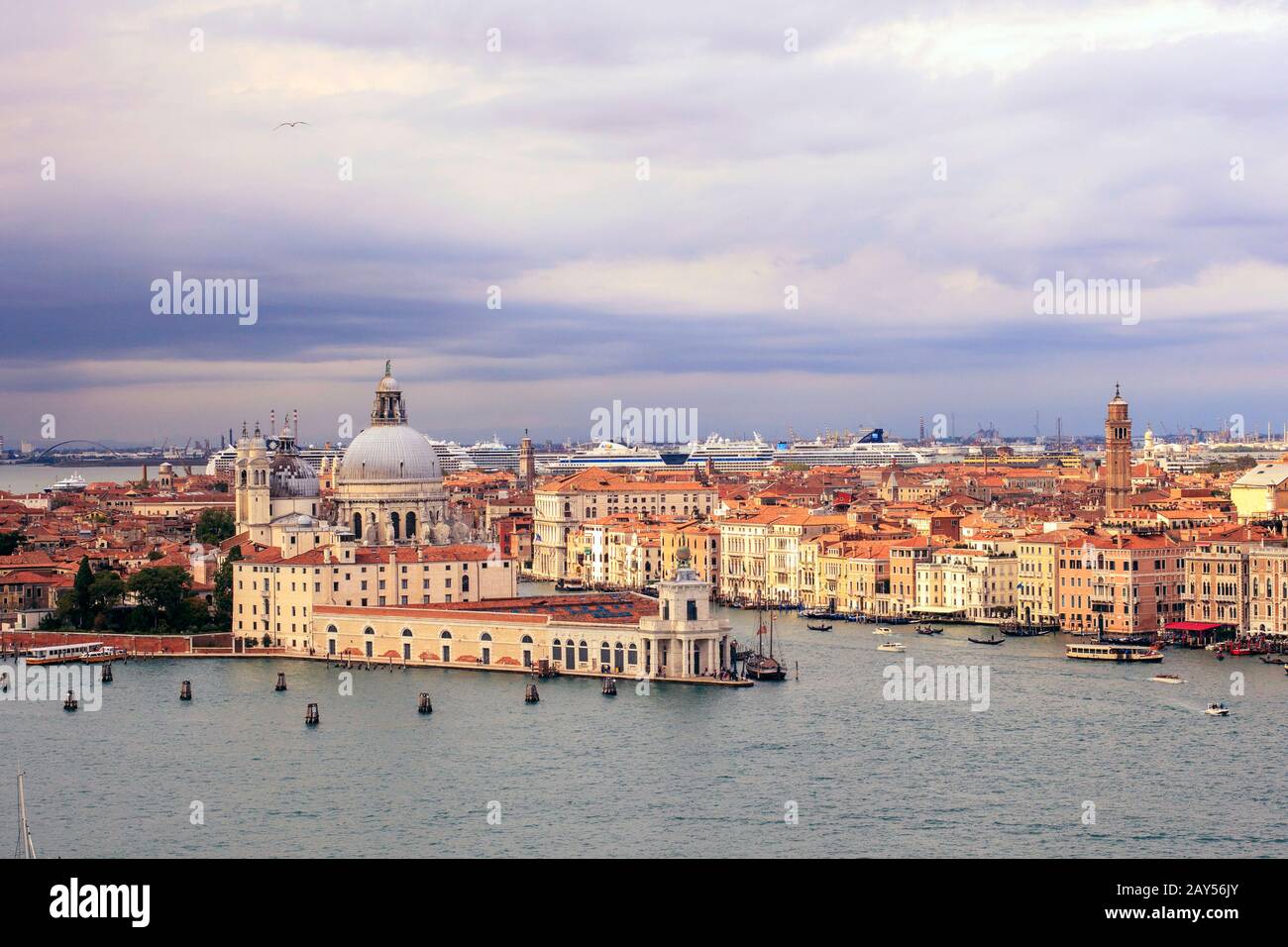 Santa Maria della Salute y el Gran Canal visto desde San Giorgio Maggiore. Venecia. Italia Foto de stock