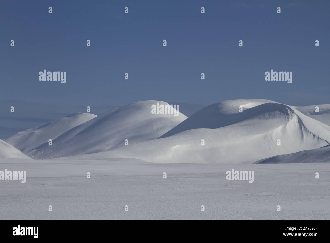 La isla de Bering con colinas cubiertas de nieve en un día soleado Foto de stock
