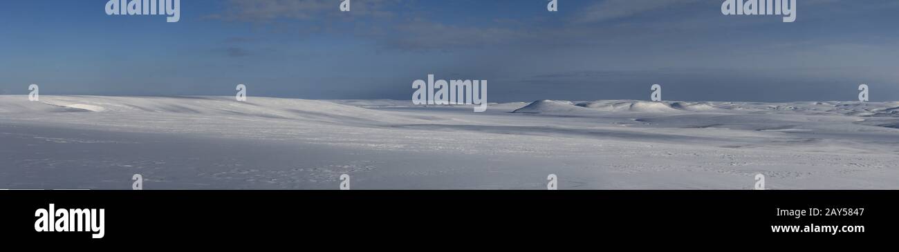 panorama de la tundra cubierta de nieve y las colinas al norte de la isla Bering Foto de stock