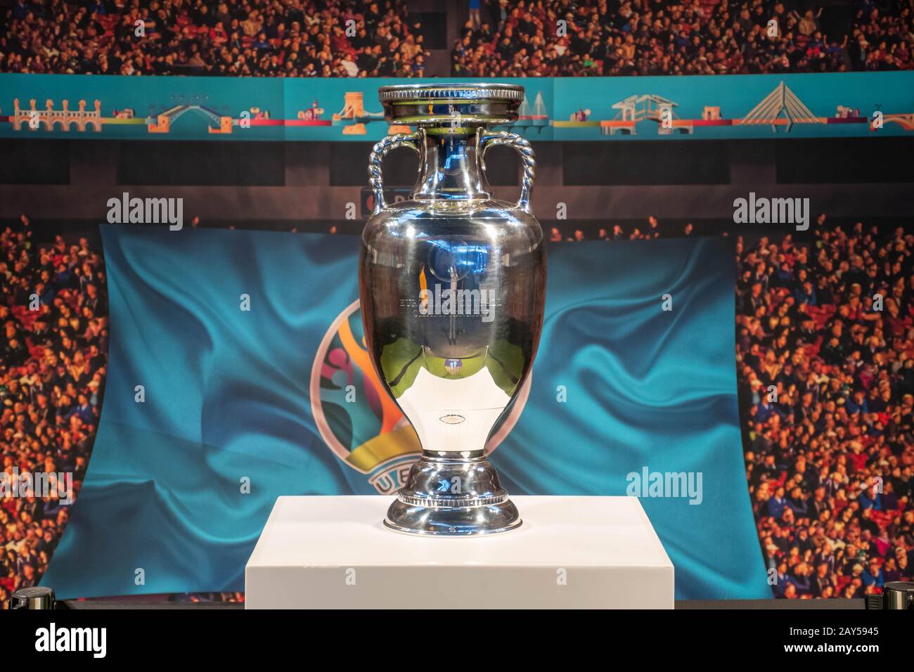 Trofeo original del Campeonato Europeo de la UEFA con fondo de estadio Foto de stock