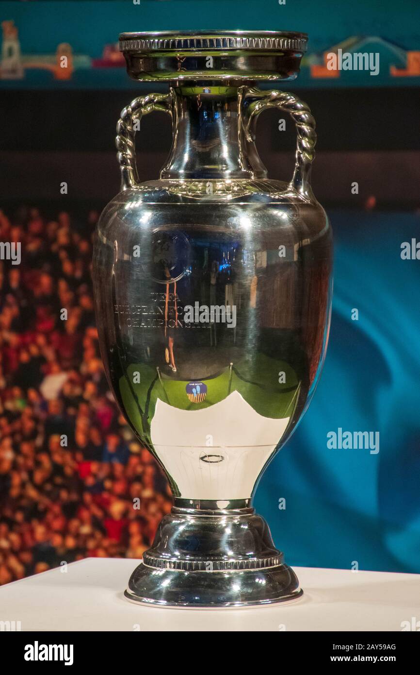 Trofeo original del Campeonato Europeo de la UEFA con fondo de estadio, vertical Foto de stock