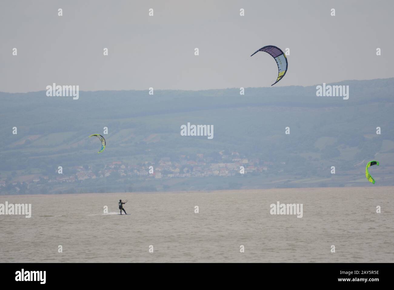 Deportes acuáticos kitesurf en el lago Neusiedl - Austria Foto de stock