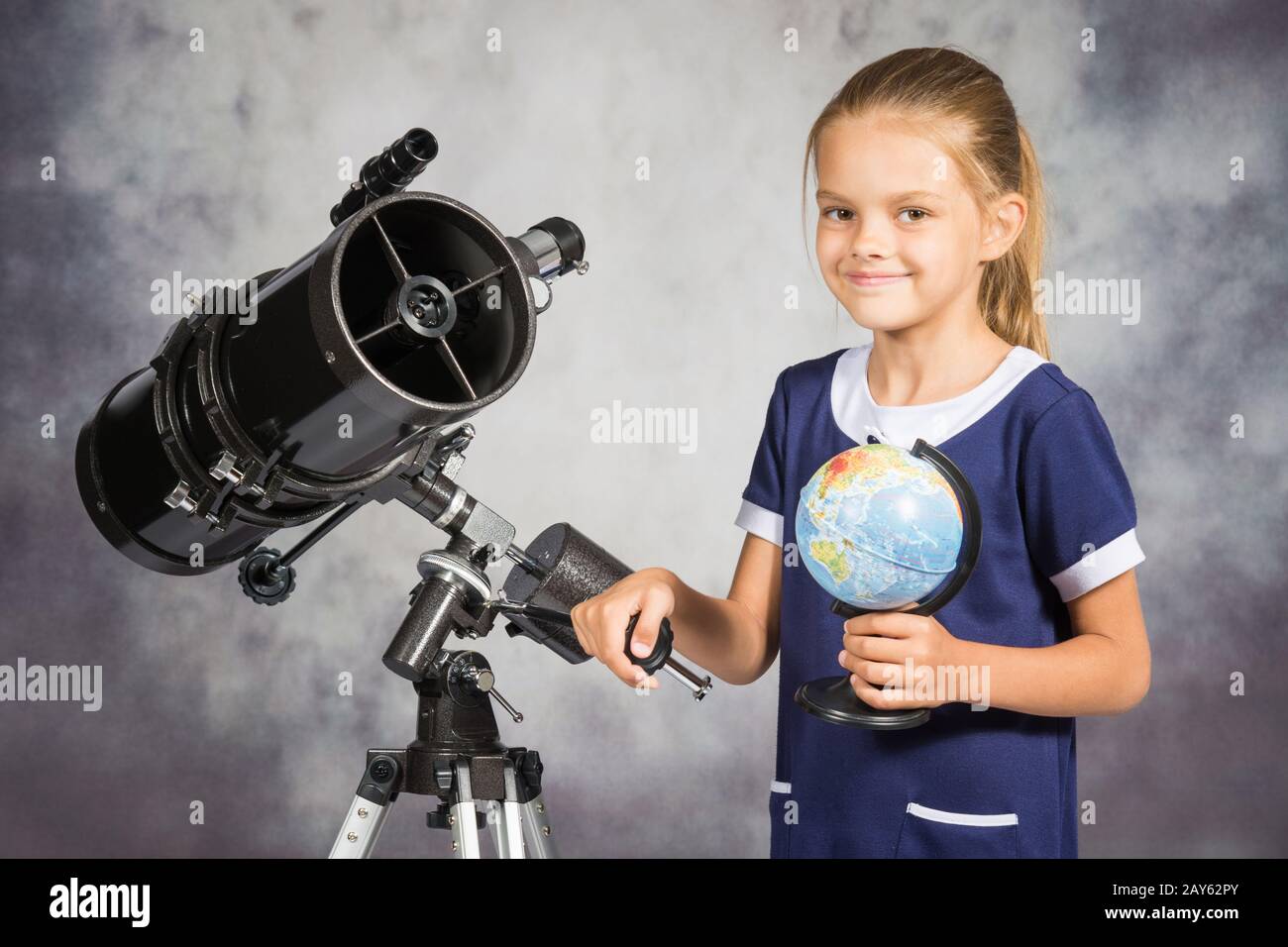 Telescope and globe fotografías e imágenes de alta resolución - Alamy