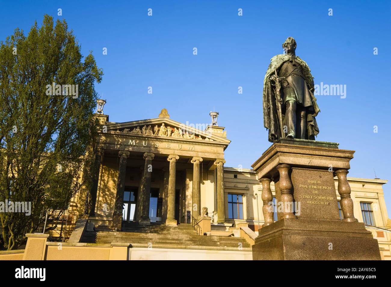Monumento Gran Duque Paul Friedrich en frente del Museo Schwerin, Mecklemburgo Pernania Occidental, Germa Foto de stock