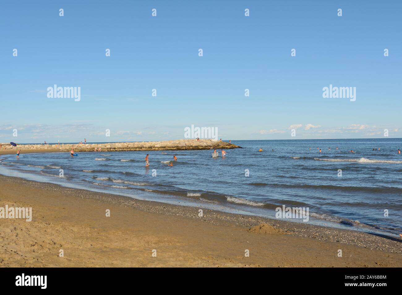 La gente disfruta de unas vacaciones de baño en el Adriático - playa y mar Foto de stock