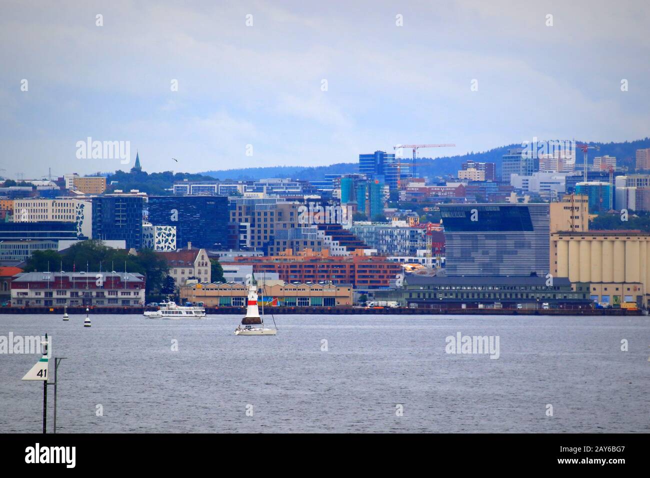 Vista panorámica de la ciudad de Oslo en un día lluvioso de agosto visto desde el interior de Oslofjord.Norway Foto de stock