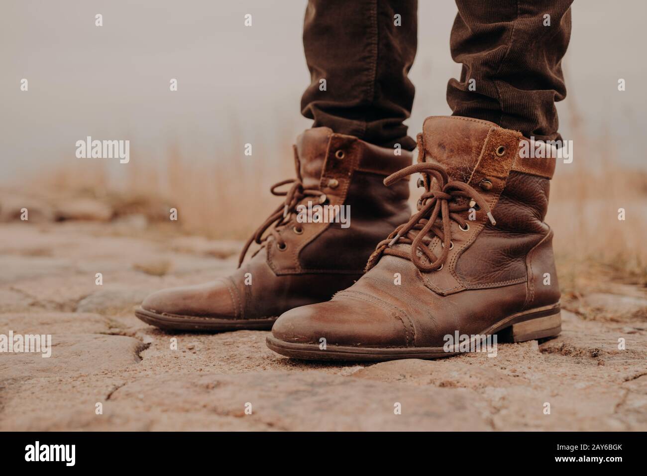Imagen de las patas del hombre en botas viejas. Concepto de venta de  zapatos. Hora de otoño. Vista horizontal. Disparo al aire libre. Calzado  Fotografía de stock - Alamy