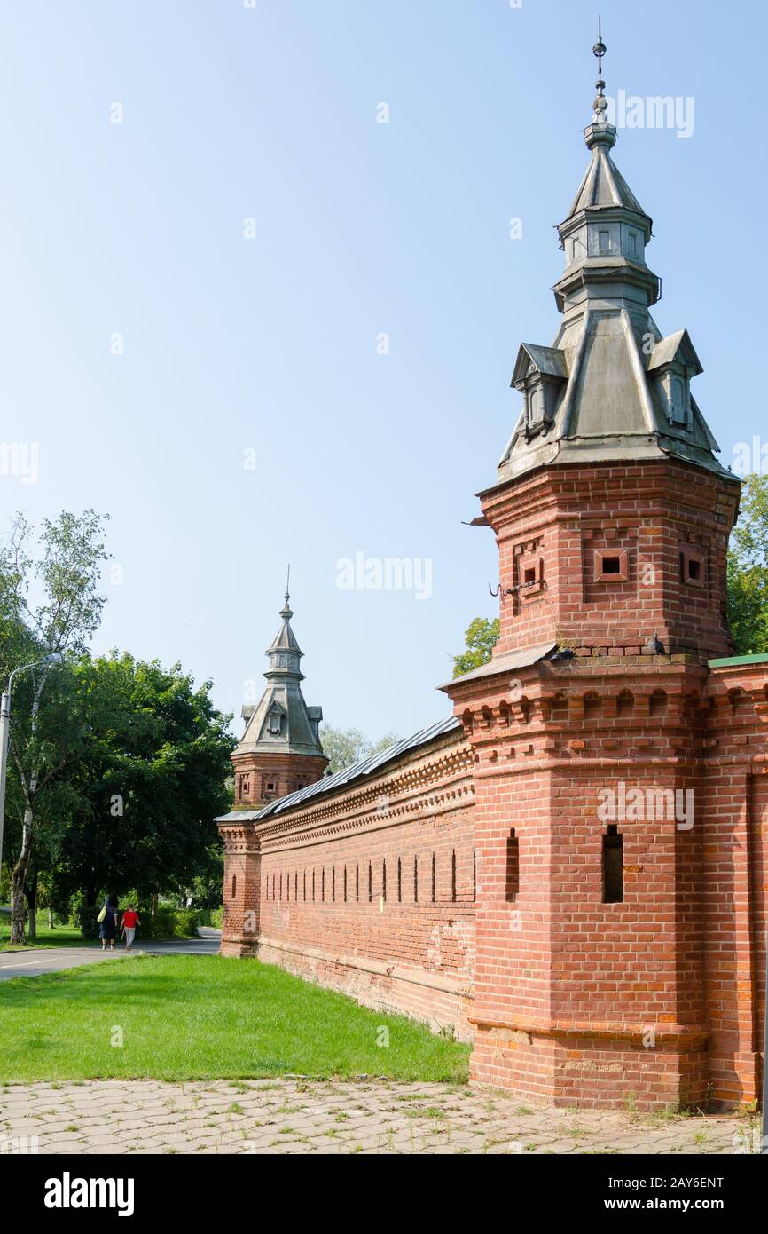 Sergiev Posad - Agosto 10, 2015: la pared roja que se extiende desde las tiendas minoristas alrededor del jardín a la Trinity-Sergius pafnutevskigo Foto de stock