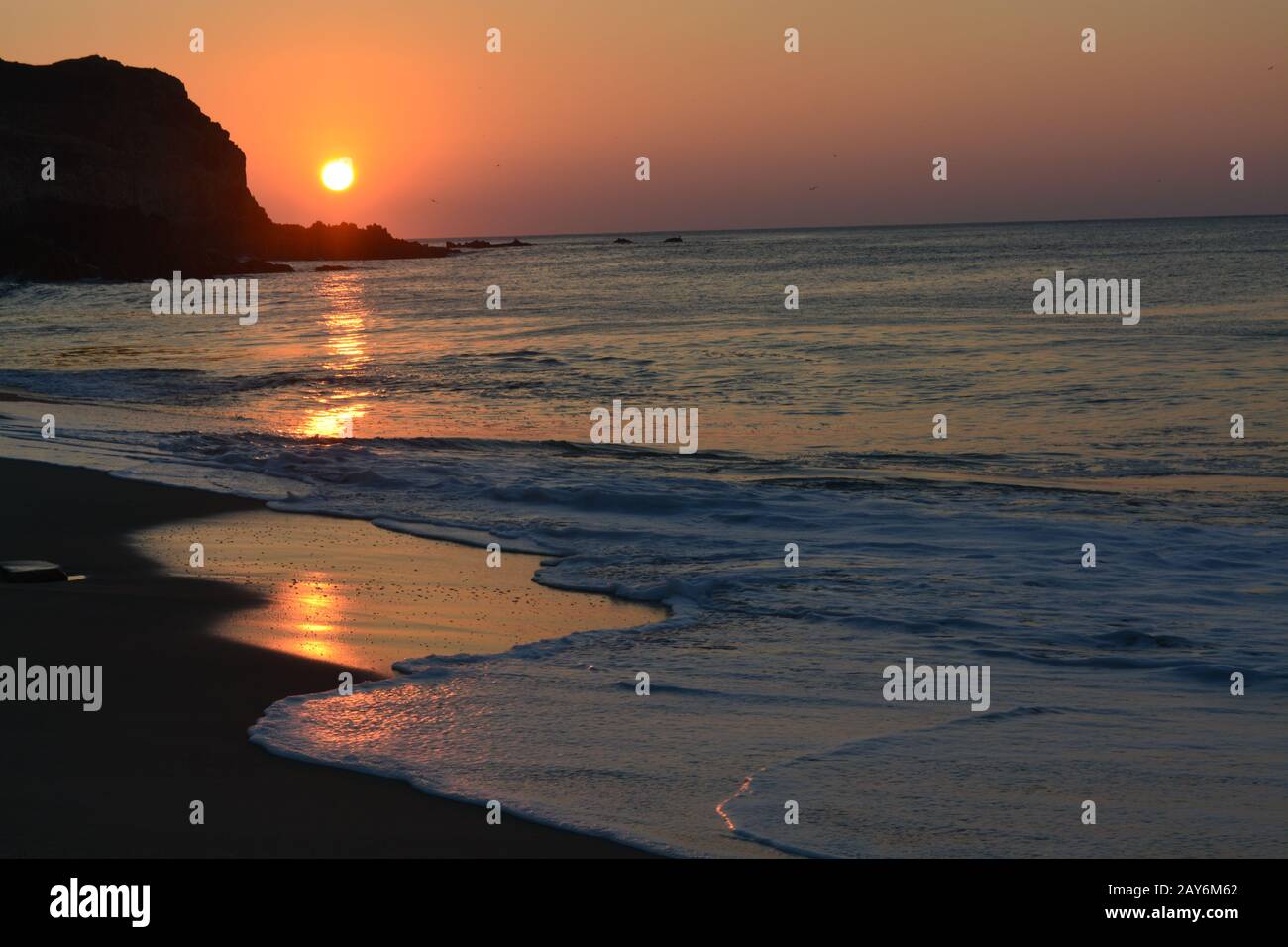 Amanecer en la playa, cielo naranja Foto de stock